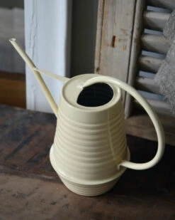 Metalen Gieter In Zacht Geel 0.95 Liter, IB Laursen -Mode-Woondecoratiewinkel metalen gieter in zacht geel 095 liter ib laursen 2