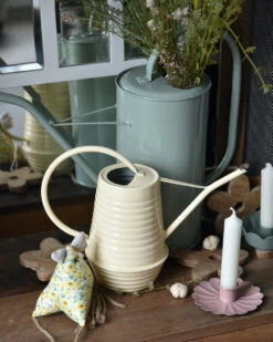 Metalen Gieter In Zacht Geel 0.95 Liter, IB Laursen -Mode-Woondecoratiewinkel metalen gieter in zacht geel 095 liter ib laursen 3