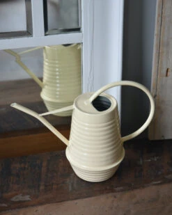 Metalen Gieter In Zacht Geel 0.95 Liter, IB Laursen -Mode-Woondecoratiewinkel metalen gieter in zacht geel 095 liter ib laursen 4