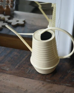 Metalen Gieter In Zacht Geel 0.95 Liter, IB Laursen -Mode-Woondecoratiewinkel metalen gieter in zacht geel 095 liter ib laursen 5