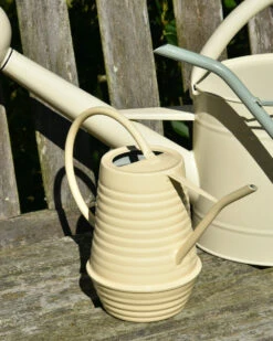 Metalen Gieter In Zacht Geel 0.95 Liter, IB Laursen -Mode-Woondecoratiewinkel metalen gieter in zacht geel 095 liter ib laursen 6