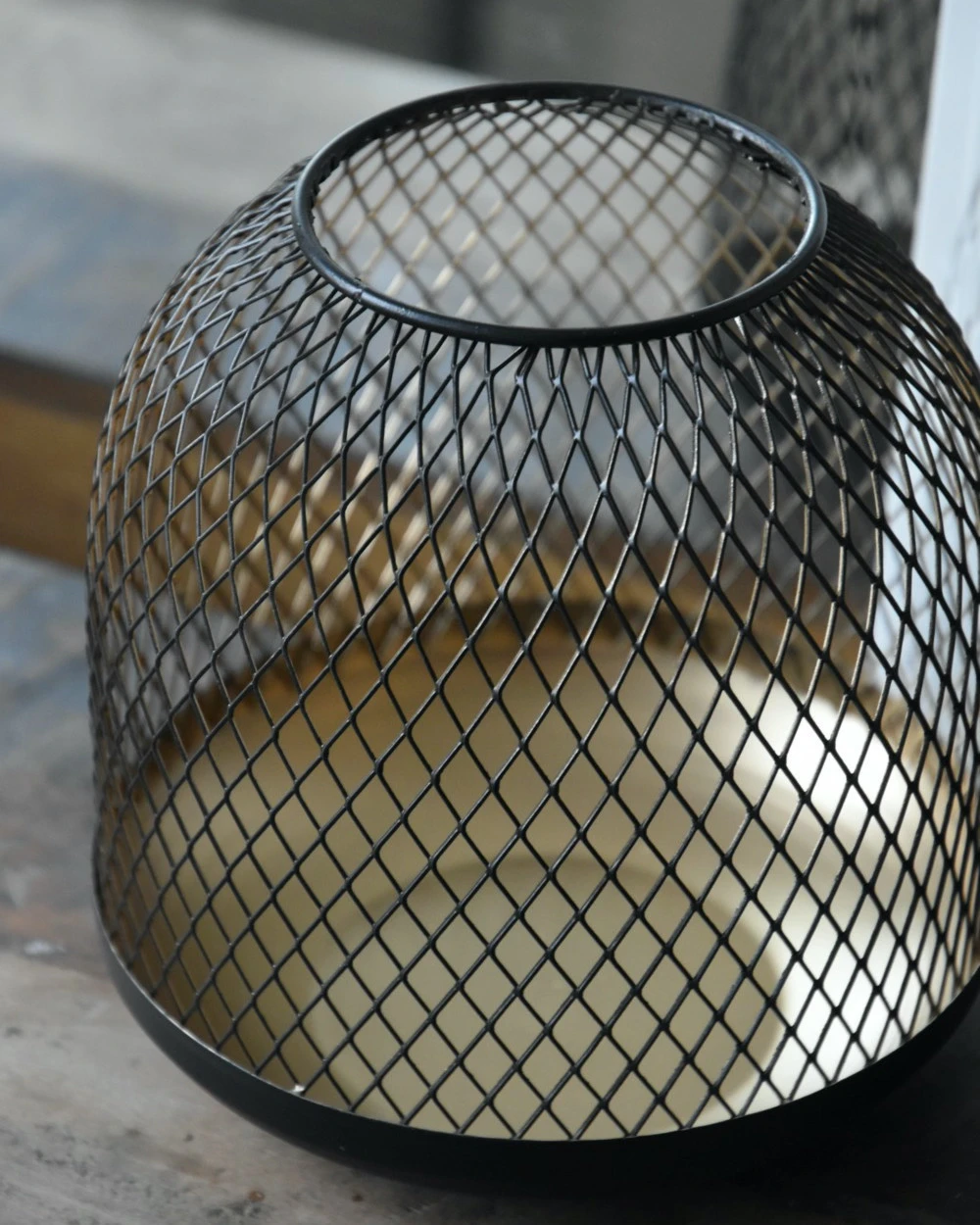 Metalen windlicht met ruit-effect zwart met goud kleurig binnenwerk Metalen Windlicht Met Ruit-effect Zwart Met Goud Kleurig Binnenwerk -Mode-Woondecoratiewinkel metalen windlicht met ruit effect zwart met goud kleurig binnenwerk 2
