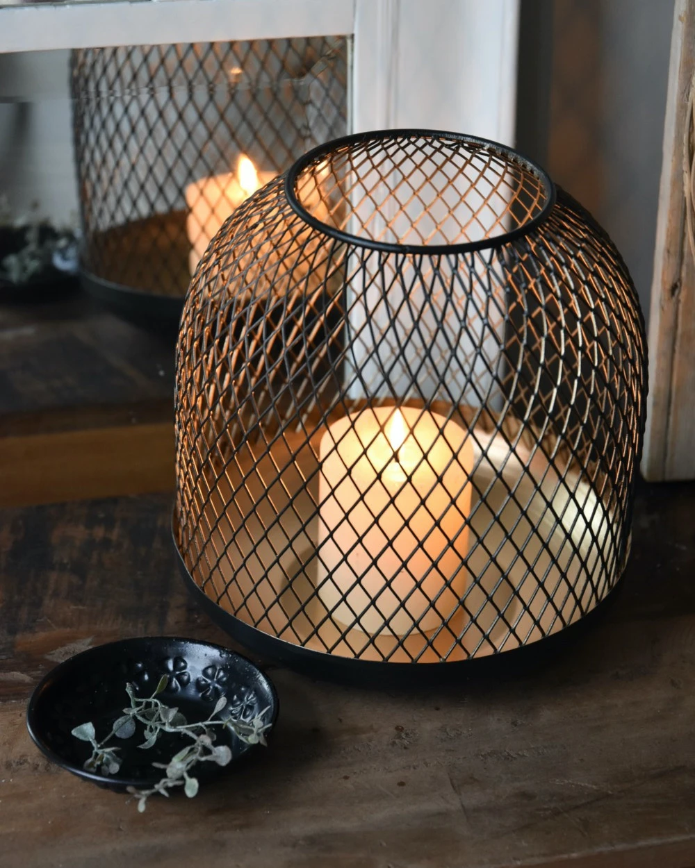 Metalen windlicht met ruit-effect zwart met goud kleurig binnenwerk Metalen Windlicht Met Ruit-effect Zwart Met Goud Kleurig Binnenwerk -Mode-Woondecoratiewinkel metalen windlicht met ruit effect zwart met goud kleurig binnenwerk 3