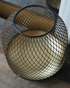 Metalen Windlicht Met Ruit-effect Zwart Met Goud Kleurig Binnenwerk 6 Metalen Windlicht Met Ruit-effect Zwart Met Goud Kleurig Binnenwerk -Mode-Woondecoratiewinkel metalen windlicht met ruit effect zwart met goud kleurig binnenwerk 4