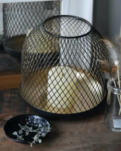 Metalen Windlicht Met Ruit-effect Zwart Met Goud Kleurig Binnenwerk 7 Metalen Windlicht Met Ruit-effect Zwart Met Goud Kleurig Binnenwerk -Mode-Woondecoratiewinkel metalen windlicht met ruit effect zwart met goud kleurig binnenwerk 5