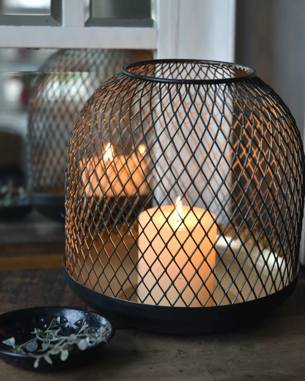 Metalen windlicht met ruit-effect zwart met goud kleurig binnenwerk Metalen Windlicht Met Ruit-effect Zwart Met Goud Kleurig Binnenwerk -Mode-Woondecoratiewinkel metalen windlicht met ruit effect zwart met goud kleurig binnenwerk