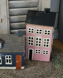 Nyhavn Pakhuis Theelicht Roze Met Zwart Dak En Schoorsteen, IB Laursen -Mode-Woondecoratiewinkel nyhavn pakhuis theelicht roze met zwart dak en schoorsteen ib laursen 3