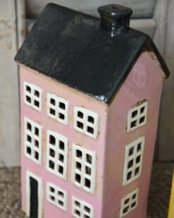 Nyhavn Pakhuis Theelicht Roze Met Zwart Dak En Schoorsteen, IB Laursen -Mode-Woondecoratiewinkel nyhavn pakhuis theelicht roze met zwart dak en schoorsteen ib laursen 5