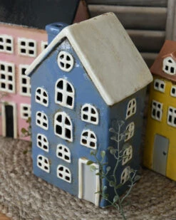 Pakhuis Nyhavn Blauw Met Schoorsteen En Open Ramen, IB Laursen