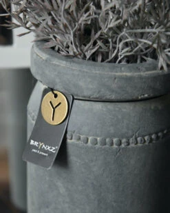 Pot Aardewerk Majestic Grijs Met Sierrandje En Kraag XL, Brynxz -Mode-Woondecoratiewinkel pot aardewerk majestic grijs met sierrandje en kraag xl brynxz 2