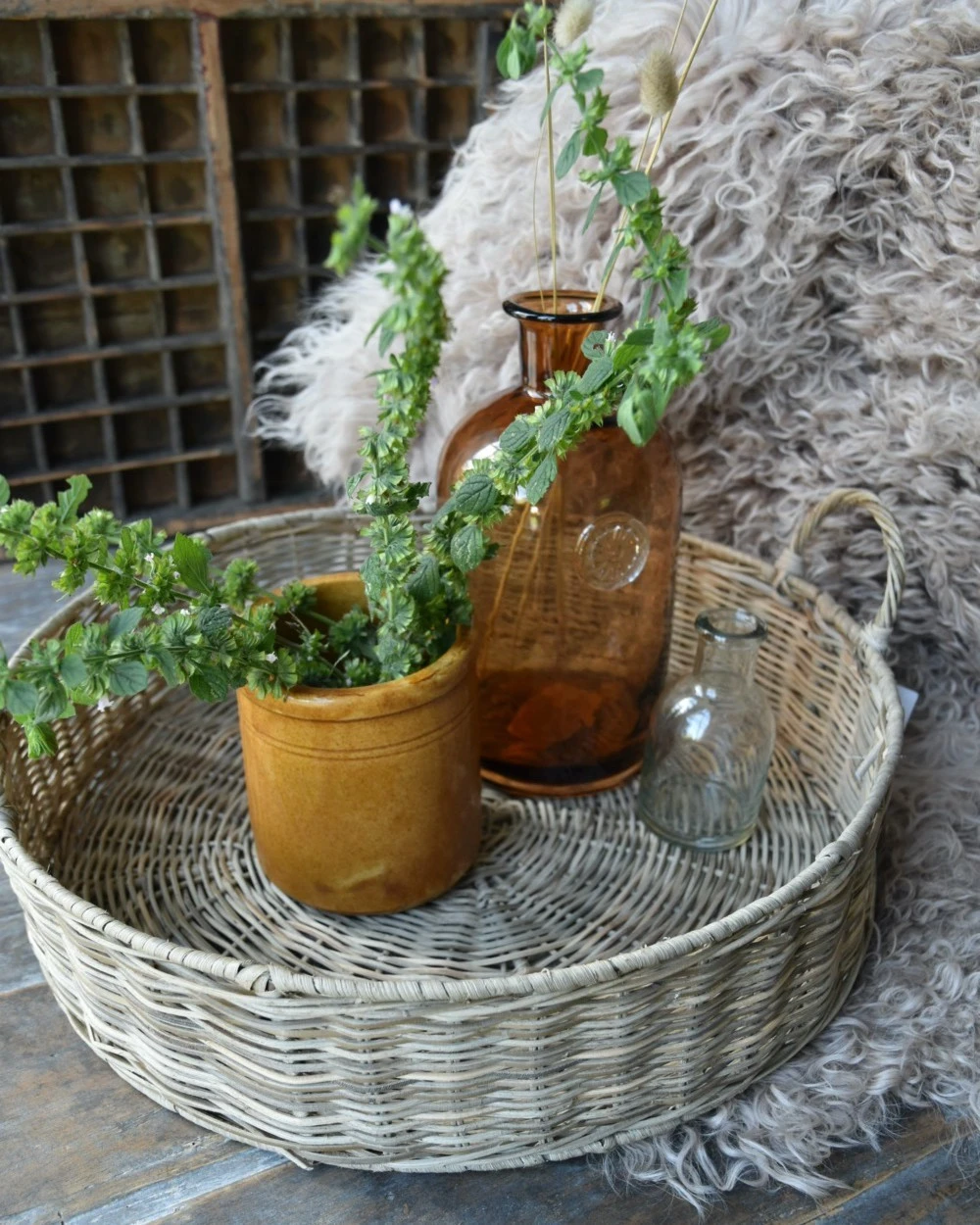 Rond grijzig rotan dienblad met hengsels, IB Laursen Rond Grijzig Rotan Dienblad Met Hengsels, IB Laursen -Mode-Woondecoratiewinkel rond grijzig rotan dienblad met hengsels ib laursen