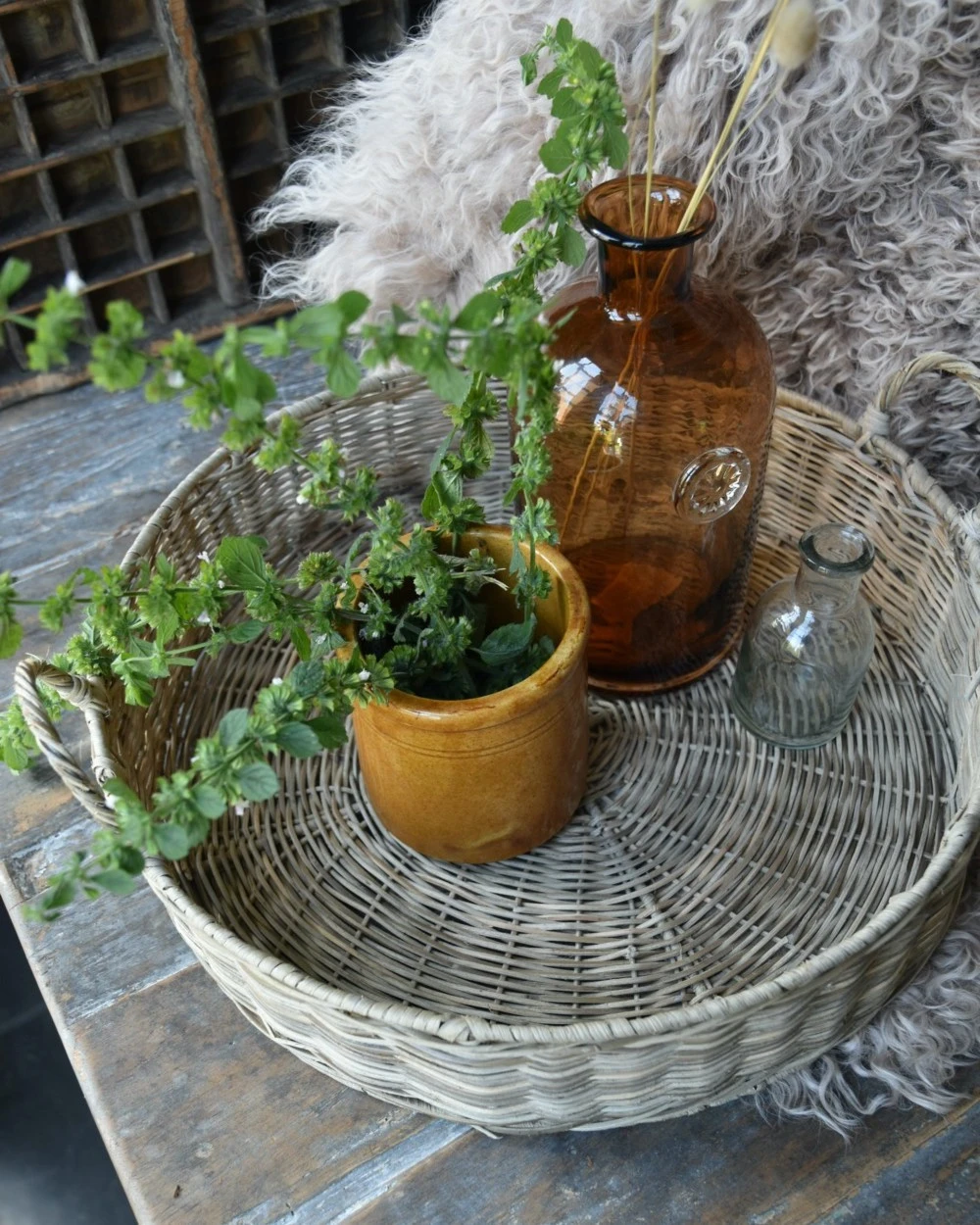 Rond grijzig rotan dienblad met hengsels, IB Laursen Rond Grijzig Rotan Dienblad Met Hengsels, IB Laursen -Mode-Woondecoratiewinkel rond grijzig rotan dienblad met hengsels ib laursen 1 2