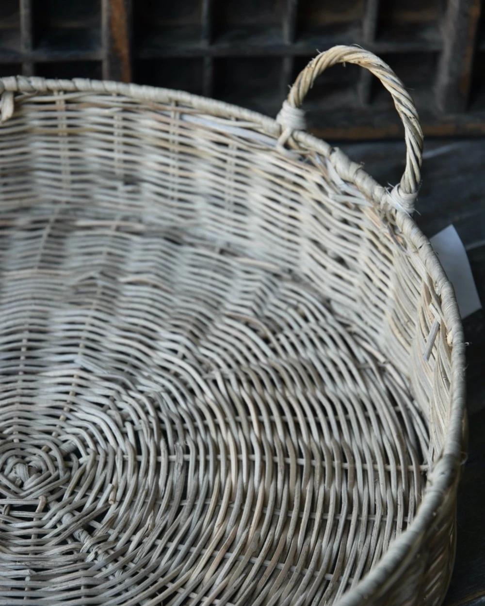 Rond grijzig rotan dienblad met hengsels, IB Laursen Rond Grijzig Rotan Dienblad Met Hengsels, IB Laursen -Mode-Woondecoratiewinkel rond grijzig rotan dienblad met hengsels ib laursen 1 3