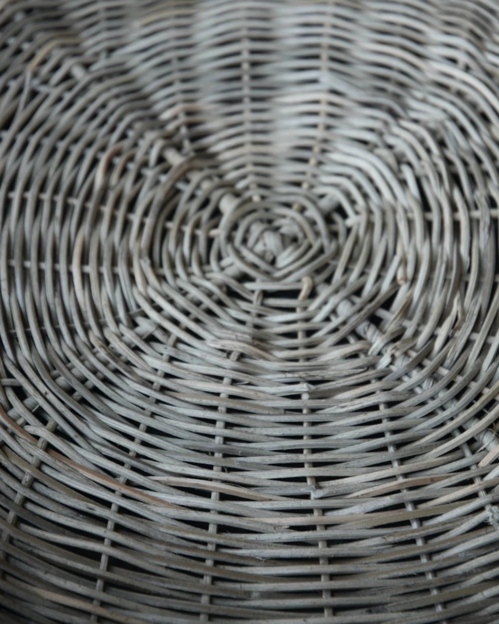 Rond grijzig rotan dienblad met hengsels, IB Laursen Rond Grijzig Rotan Dienblad Met Hengsels, IB Laursen -Mode-Woondecoratiewinkel rond grijzig rotan dienblad met hengsels ib laursen 1 5