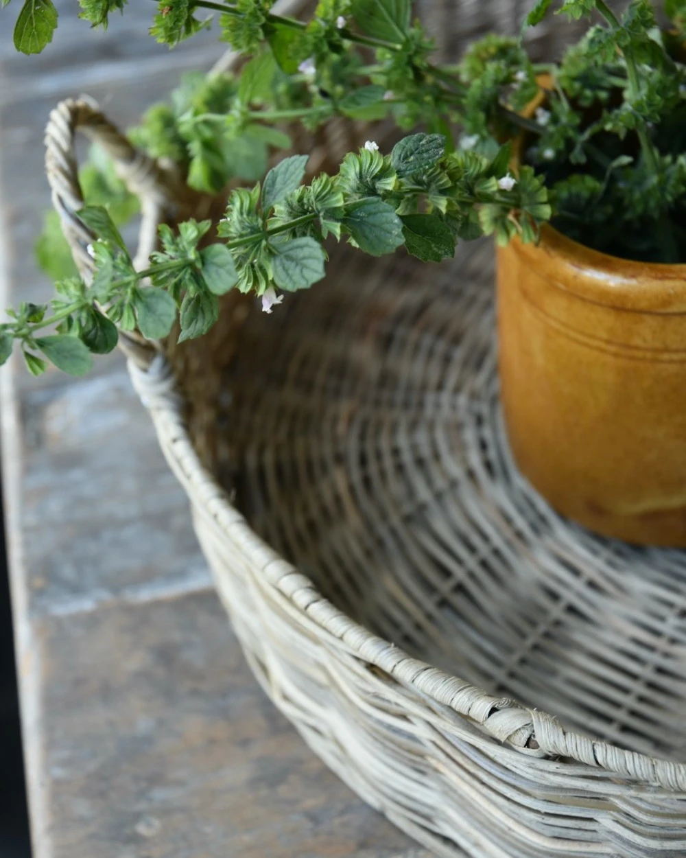 Rond grijzig rotan dienblad met hengsels, IB Laursen Rond Grijzig Rotan Dienblad Met Hengsels, IB Laursen -Mode-Woondecoratiewinkel rond grijzig rotan dienblad met hengsels ib laursen 1 6