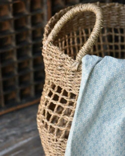 Ronde Mand Met Opgewerkte Structuur Middel Met Handvaten, IB Laursen -Mode-Woondecoratiewinkel ronde mand met opgewerkte structuur middel met handvaten ib laursen 3