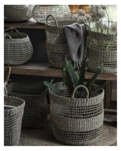 Ronde Mand Met Opgewerkte Structuur Middel Met Handvaten, IB Laursen -Mode-Woondecoratiewinkel ronde mand met opgewerkte structuur middel met handvaten ib laursen 4