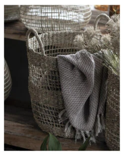 Ronde Mand Met Opgewerkte Structuur Middel Met Handvaten, IB Laursen -Mode-Woondecoratiewinkel ronde mand met opgewerkte structuur middel met handvaten ib laursen 5