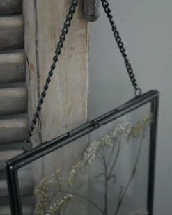 Geperste Schermbloemen In Een Lijst Met Kettinkje -Mode-Woondecoratiewinkel schermbloemen in een grote lijst met kettinkje 2