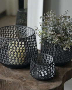 Set Van 3 Metalen Windlichten Met Sierlijk Gaatjes Patroon -Mode-Woondecoratiewinkel set van 3 metalen windlichten met sierlijk gaatjes patroon 2