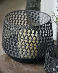 Set Van 3 Metalen Windlichten Met Sierlijk Gaatjes Patroon -Mode-Woondecoratiewinkel set van 3 metalen windlichten met sierlijk gaatjes patroon 4