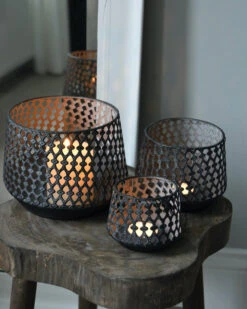 Set Van 3 Metalen Windlichten Met Sierlijk Gaatjes Patroon -Mode-Woondecoratiewinkel set van 3 metalen windlichten met sierlijk gaatjes patroon 5