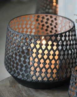 Set Van 3 Metalen Windlichten Met Sierlijk Gaatjes Patroon -Mode-Woondecoratiewinkel set van 3 metalen windlichten met sierlijk gaatjes patroon 6