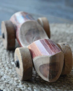 Unieke Rode Auto Van Hout Met Blauw Nr 94, IB Laursen -Mode-Woondecoratiewinkel unieke rode auto van hout met blauw nr 94 ib laursen 2