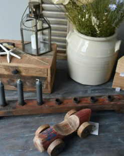 Unieke Rode Auto Van Hout Met Blauw Nr 94, IB Laursen -Mode-Woondecoratiewinkel unieke rode auto van hout met blauw nr 94 ib laursen 5