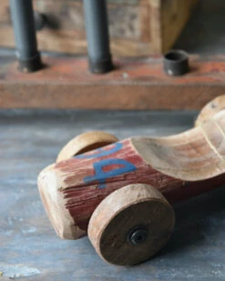 Unieke Rode Auto Van Hout Met Blauw Nr 94, IB Laursen -Mode-Woondecoratiewinkel unieke rode auto van hout met blauw nr 94 ib laursen 6