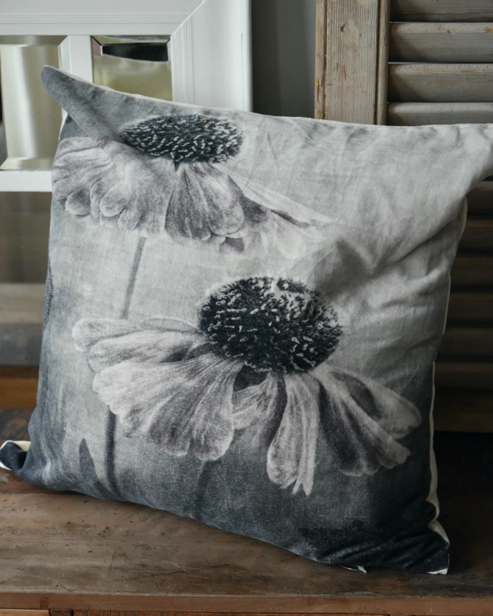 Velours kussen met bloemen in grijs tinten en een vleugje rosé Velours Kussen Met Bloemen In Grijs Tinten En Een Vleugje Rosé -Mode-Woondecoratiewinkel velours kussen met bloemen in grijs tinten en een vleugje rose