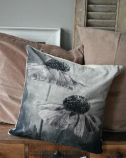 Velours Kussen Met Bloemen In Grijs Tinten En Een Vleugje Rosé 4 Velours Kussen Met Bloemen In Grijs Tinten En Een Vleugje Rosé -Mode-Woondecoratiewinkel velours kussen met bloemen in grijs tinten en een vleugje rose 1 2