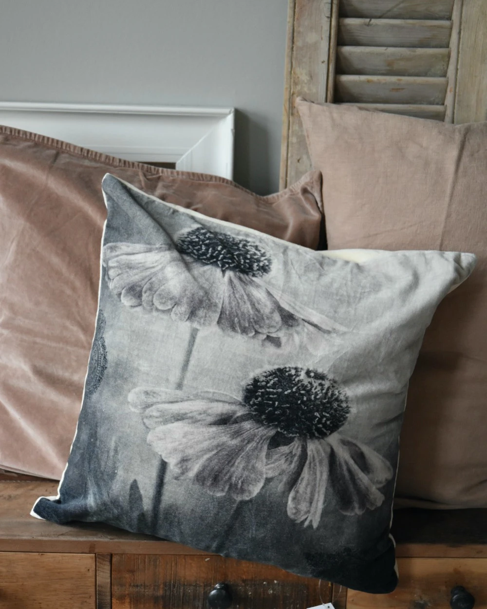 Velours kussen met bloemen in grijs tinten en een vleugje rosé Velours Kussen Met Bloemen In Grijs Tinten En Een Vleugje Rosé -Mode-Woondecoratiewinkel velours kussen met bloemen in grijs tinten en een vleugje rose 1 2