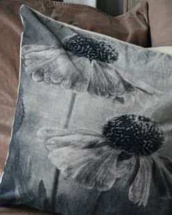 Velours Kussen Met Bloemen In Grijs Tinten En Een Vleugje Rosé 5 Velours Kussen Met Bloemen In Grijs Tinten En Een Vleugje Rosé -Mode-Woondecoratiewinkel velours kussen met bloemen in grijs tinten en een vleugje rose 1 3