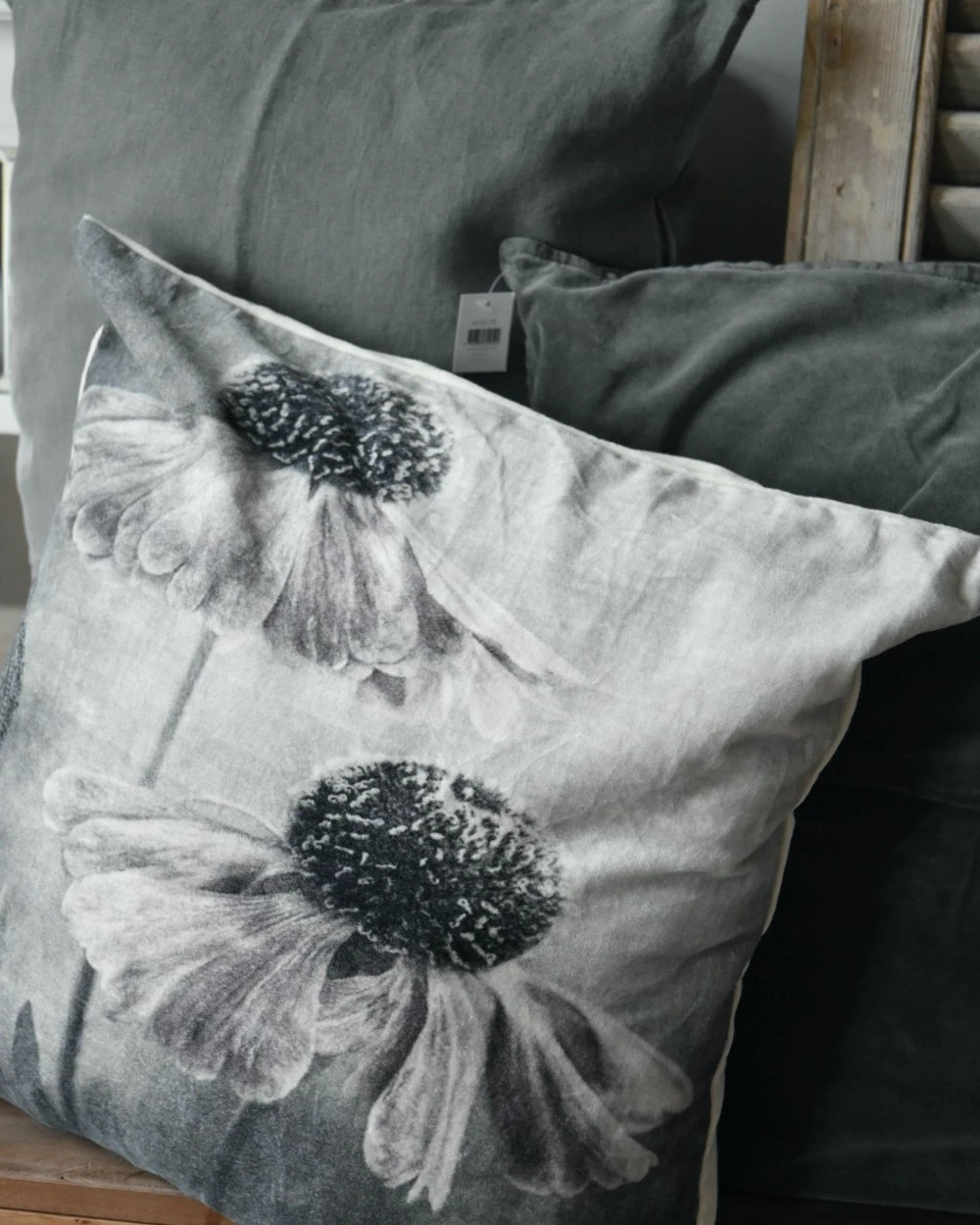 Velours kussen met bloemen in grijs tinten en een vleugje rosé Velours Kussen Met Bloemen In Grijs Tinten En Een Vleugje Rosé -Mode-Woondecoratiewinkel velours kussen met bloemen in grijs tinten en een vleugje rose 1 4