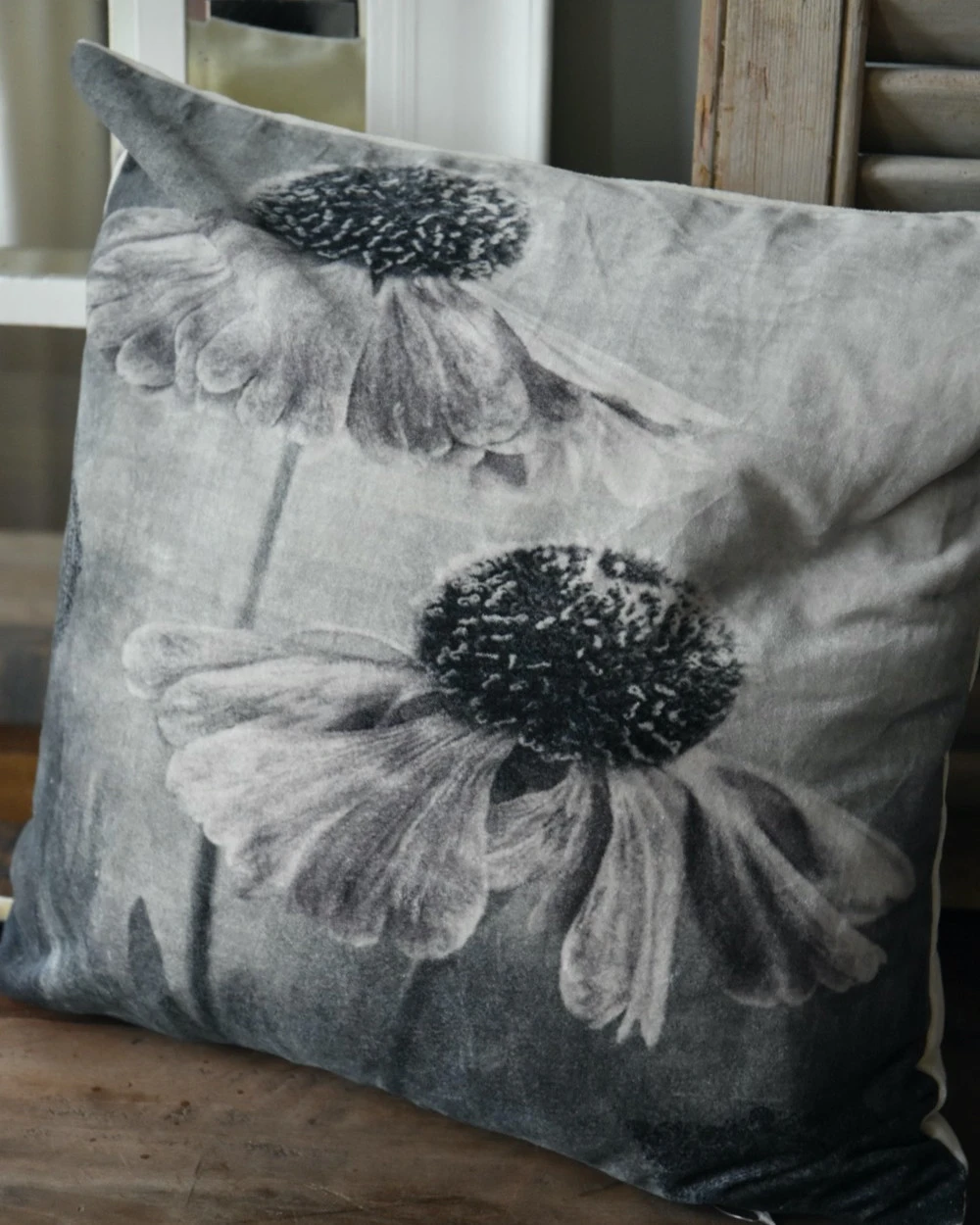 Velours kussen met bloemen in grijs tinten en een vleugje rosé Velours Kussen Met Bloemen In Grijs Tinten En Een Vleugje Rosé -Mode-Woondecoratiewinkel velours kussen met bloemen in grijs tinten en een vleugje rose 1 5