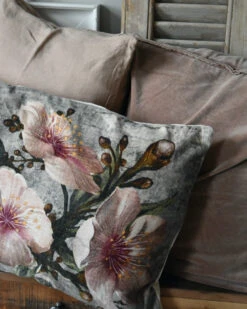 Velours Kussen Met Pastel Kleurige Bloemen Rechthoekig -Mode-Woondecoratiewinkel velours kussen met pastel kleurige bloemen rechthoekig 2