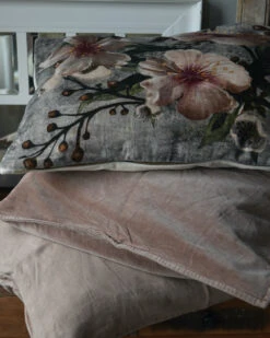 Velours Kussen Met Pastel Kleurige Bloemen Rechthoekig -Mode-Woondecoratiewinkel velours kussen met pastel kleurige bloemen rechthoekig 3