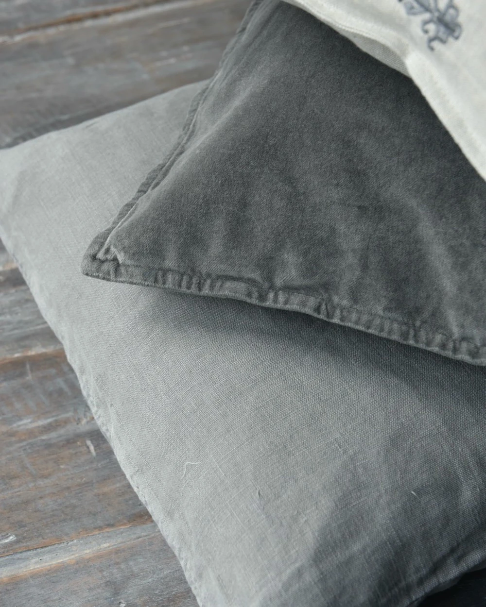 Velours 'thunder grey' vierkante kussenhoes, IB Laursen Velours 'thunder Grey' Vierkante Kussenhoes, IB Laursen -Mode-Woondecoratiewinkel velours thunder grey vierkante kussenhoes ib laursen