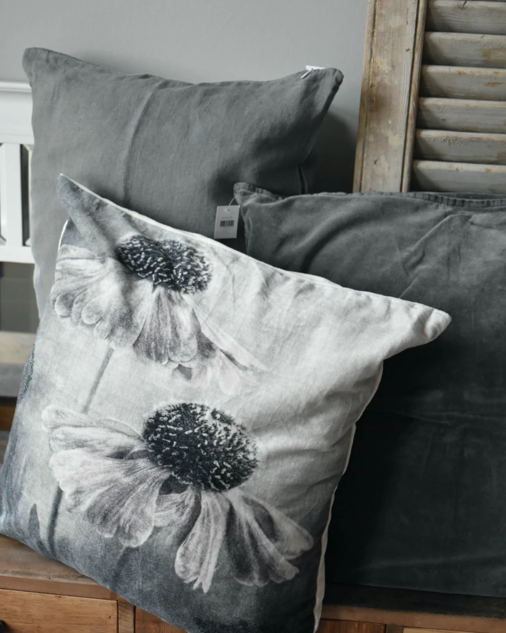 Velours 'thunder grey' vierkante kussenhoes, IB Laursen Velours 'thunder Grey' Vierkante Kussenhoes, IB Laursen -Mode-Woondecoratiewinkel velours thunder grey vierkante kussenhoes ib laursen 1 1