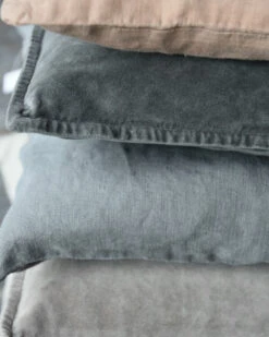Velours 'thunder Grey' Vierkante Kussenhoes, IB Laursen 4 Velours 'thunder Grey' Vierkante Kussenhoes, IB Laursen -Mode-Woondecoratiewinkel velours thunder grey vierkante kussenhoes ib laursen 1 2