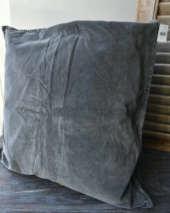 Velours 'thunder Grey' Vierkante Kussenhoes, IB Laursen 5 Velours 'thunder Grey' Vierkante Kussenhoes, IB Laursen -Mode-Woondecoratiewinkel velours thunder grey vierkante kussenhoes ib laursen 1 3