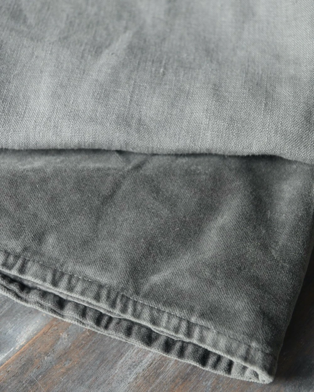 Velours 'thunder grey' vierkante kussenhoes, IB Laursen Velours 'thunder Grey' Vierkante Kussenhoes, IB Laursen -Mode-Woondecoratiewinkel velours thunder grey vierkante kussenhoes ib laursen 1 6