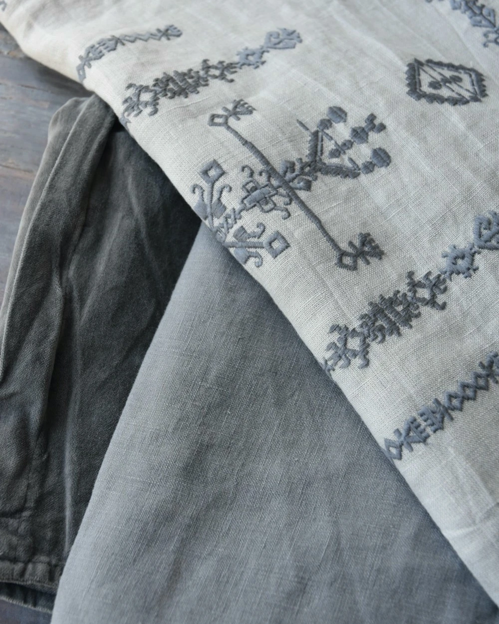 Velours 'thunder grey' vierkante kussenhoes, IB Laursen Velours 'thunder Grey' Vierkante Kussenhoes, IB Laursen -Mode-Woondecoratiewinkel velours thunder grey vierkante kussenhoes ib laursen 1 7