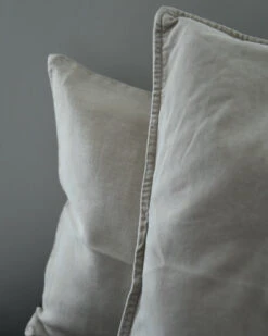 Vierkant Velours Kussen Fog, IB Laursen -Mode-Woondecoratiewinkel vierkant velours kussen fog ib laursen 3