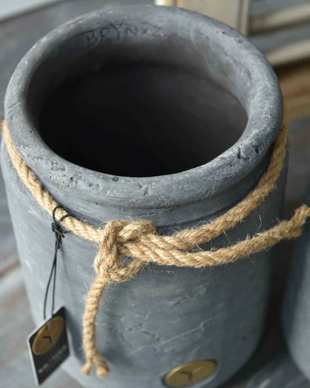 Vintage grijze pot met dik touw groot, Brynxz Vintage Grijze Pot Met Dik Touw Groot, Brynxz -Mode-Woondecoratiewinkel vintage grijze pot met dik touw groot brynxz 1