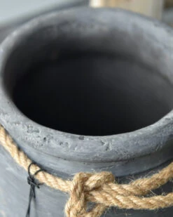 Vintage Grijze Pot Met Dik Touw Groot, Brynxz 7 Vintage Grijze Pot Met Dik Touw Groot, Brynxz -Mode-Woondecoratiewinkel vintage grijze pot met dik touw groot brynxz 5
