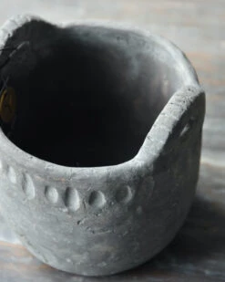Vintage Grijze Pot Met Reliëf En Oortjes Groot, Brynxz -Mode-Woondecoratiewinkel vintage grijze pot met relief en oortjes groot brynxz 2