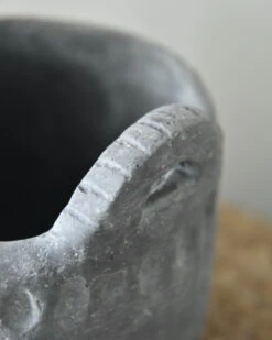 Vintage Grijze Pot Met Reliëf En Oortjes Groot, Brynxz -Mode-Woondecoratiewinkel vintage grijze pot met relief en oortjes groot brynxz 3
