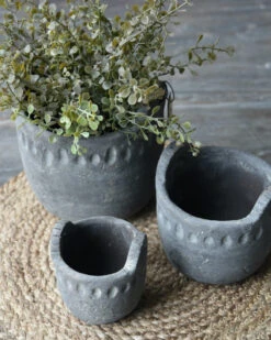 Vintage Grijze Pot Met Reliëf En Oortjes Groot, Brynxz -Mode-Woondecoratiewinkel vintage grijze pot met relief en oortjes groot brynxz 4